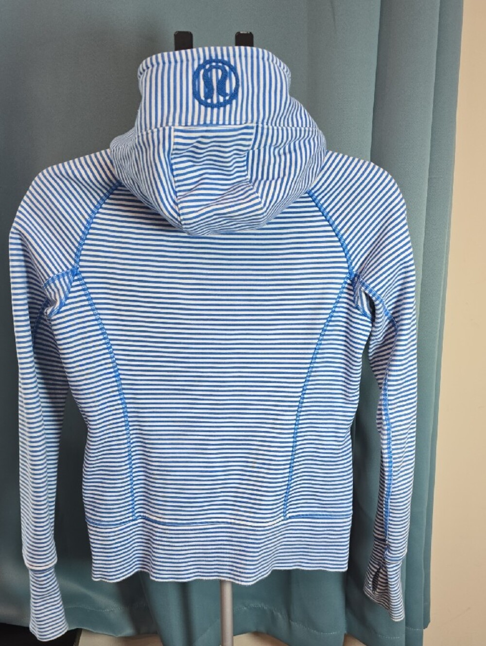 Lululemon Scuba Hoodie *Stretch
Slope Stripe Printed Polar Cream Beaming Blue 6 - Picture 4 of 8